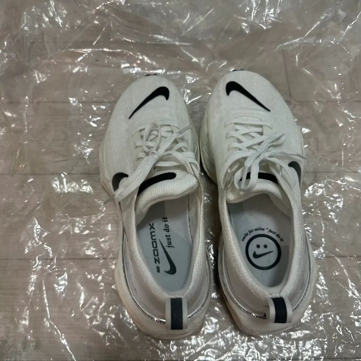 ランニングシューズ W NIKE ズームX インヴィンシブル ラン フライニット 3 サミット 白