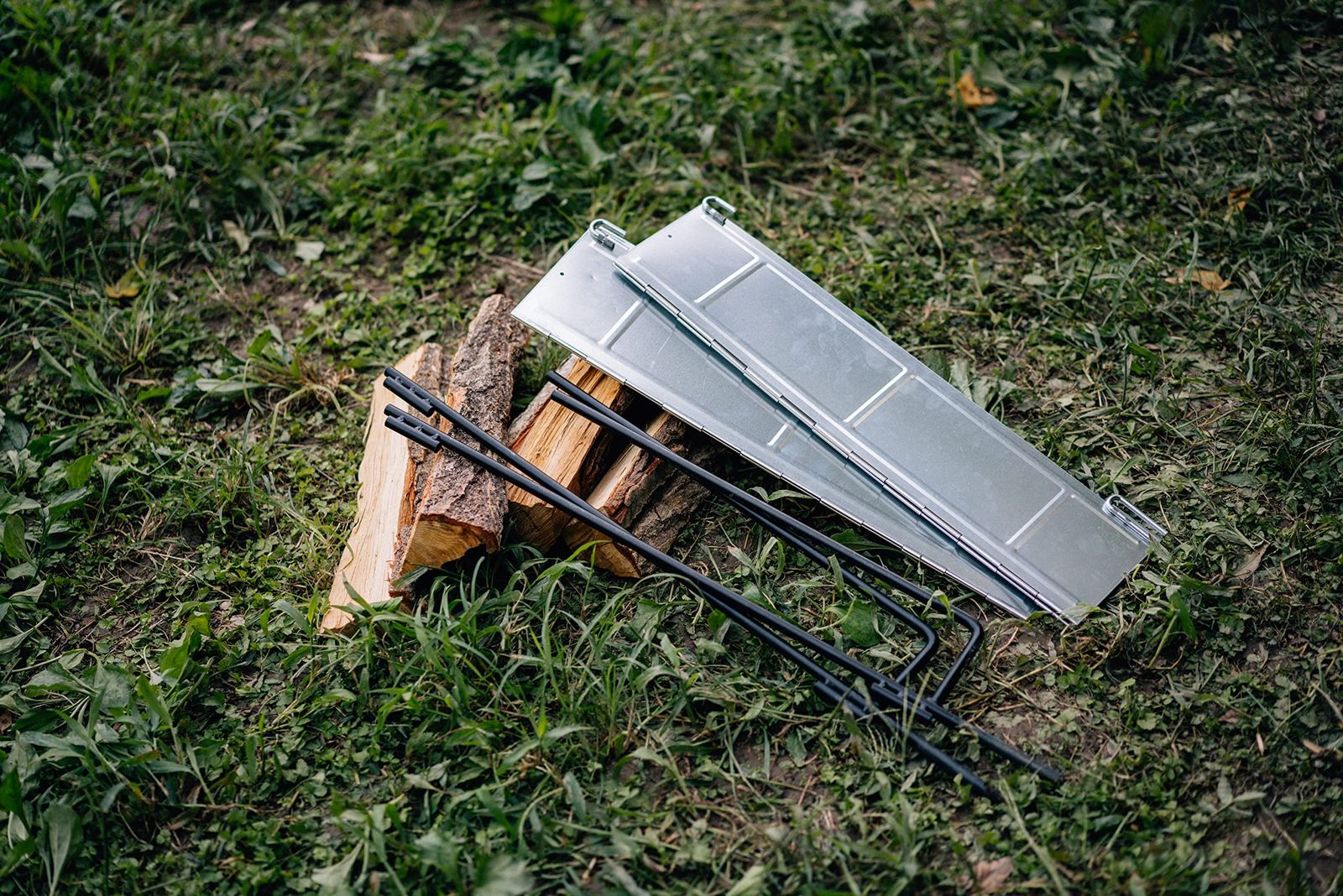  ONOE ファイアウッドストッカー 薪ラック 風防 リフレクター ブラック 中 FWS-7513 地面に打ち込んで薪ストッカーとして 鉄製ウインドスクリーン付属 薪スタンド 焚き火台 その他 バーベキュー 調理用品