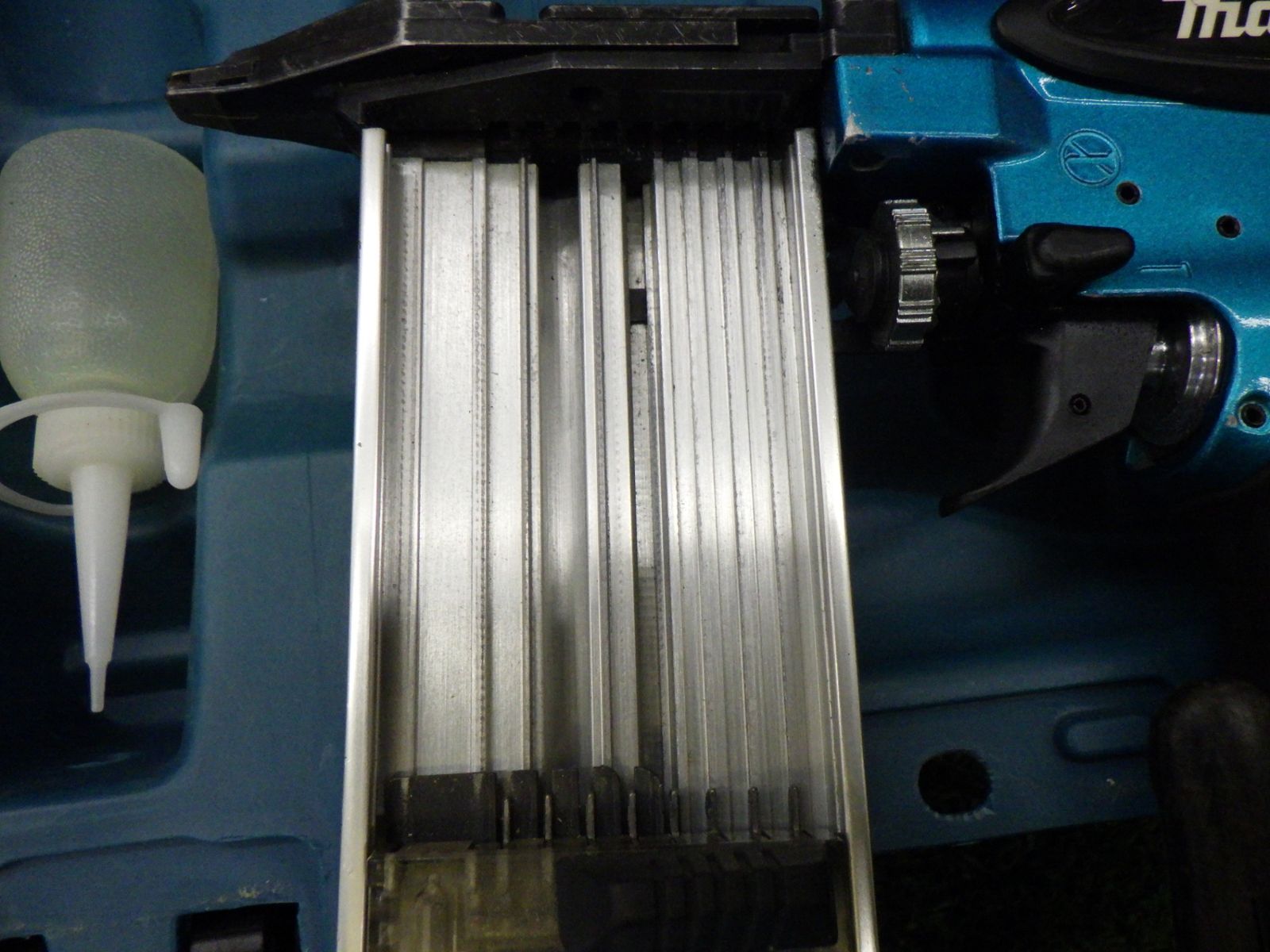 仕上げ釘打ち機