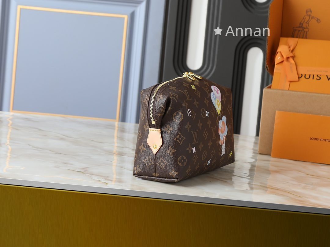 【外側美品】LOUIS VUITTON ヴィトン モノグラム 化粧ポーチ 実物の画像 Louis vuittonルイヴィトン モノグラム 化粧ポーチ - メルカリ