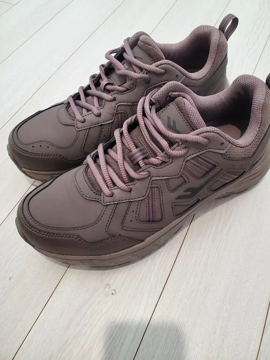 トレッキングシューズ