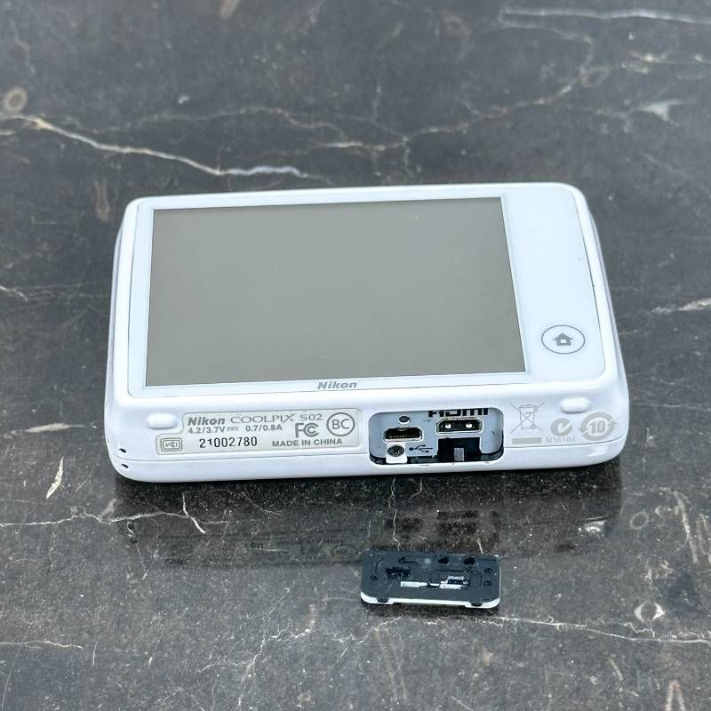 Nikon COOLPIX S02 ホワイト コンパクトデジタルカメラ 1317万画素
