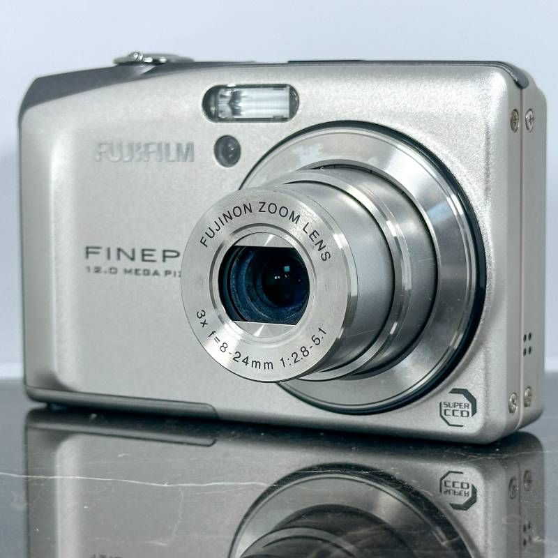 FUJIFILM FinePix F60fd コンパクトデジタルカメラ　美品 FUJIFILM FinePix F60fd シルバー コンパクトデジタルカメラ 1200万