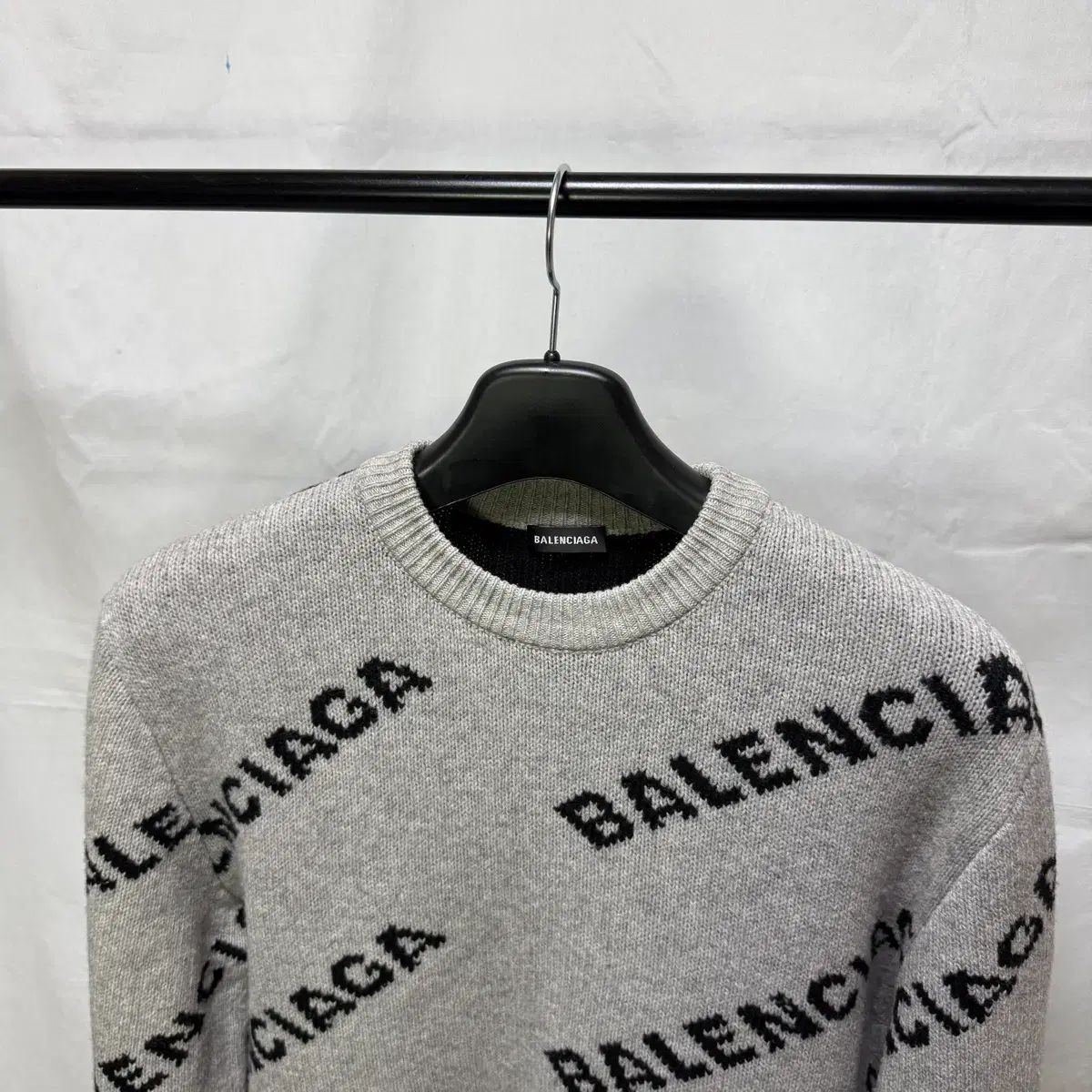 Mサイズ バレンシアガ オールオーバー マルチロゴ クルーネック ニット