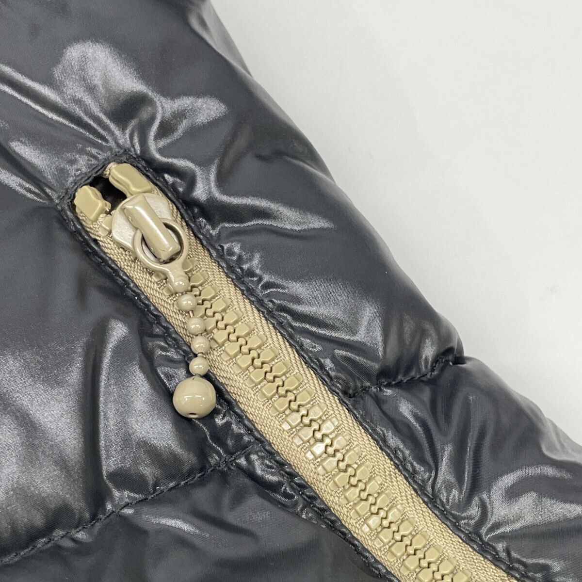 DUVETICA デュベティカ ﾌﾞﾗｯｸ Thia ﾌﾙｼﾞｯﾌﾟﾌｰﾃﾞｯﾄﾞﾀﾞｳﾝｼﾞｬｹｯﾄ 40