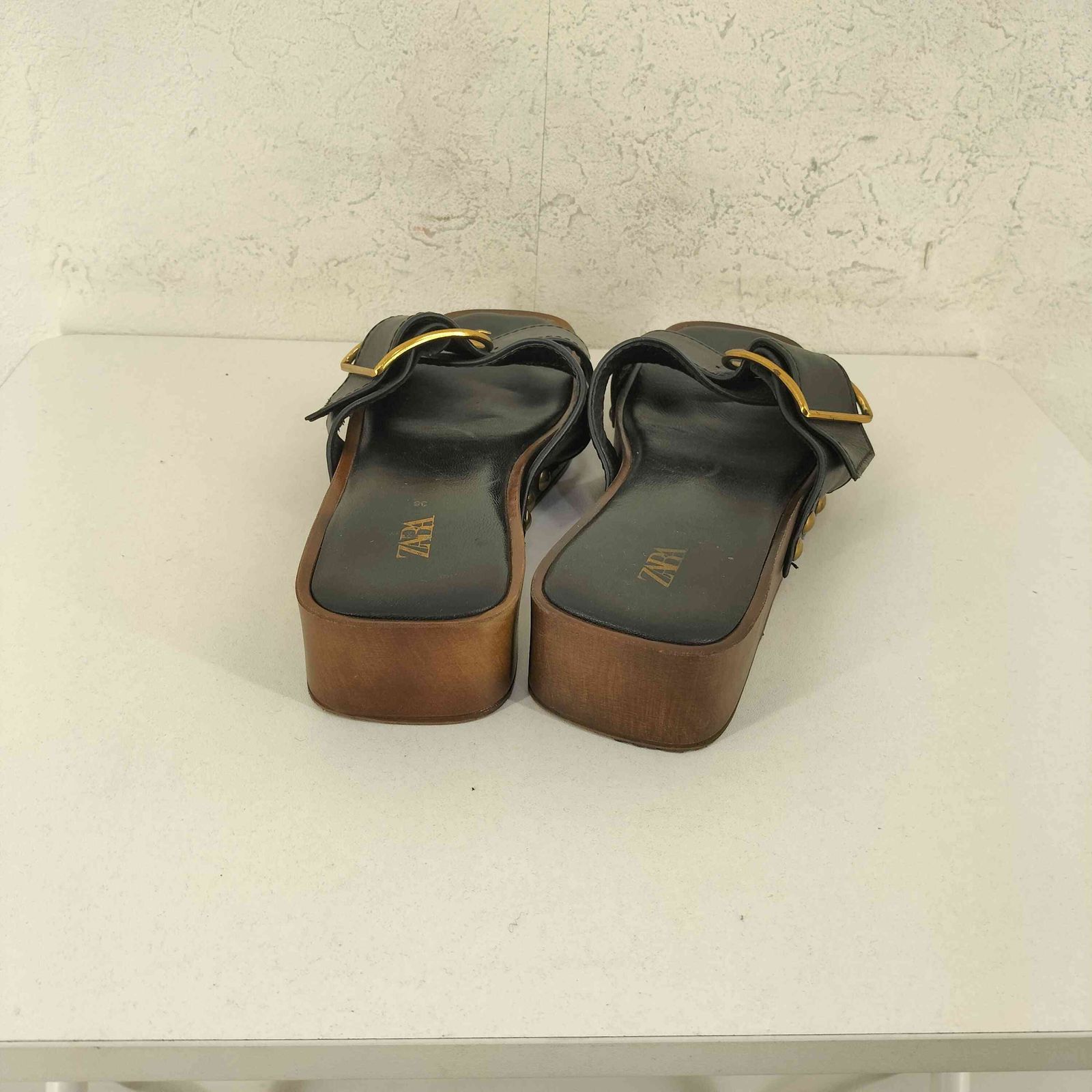 【完売品】ZARA バックルフラットサンダル⭐︎38（ 24.6 cm ） ZARA / バックル フラットサンダル（24.6cm） - メルカリ