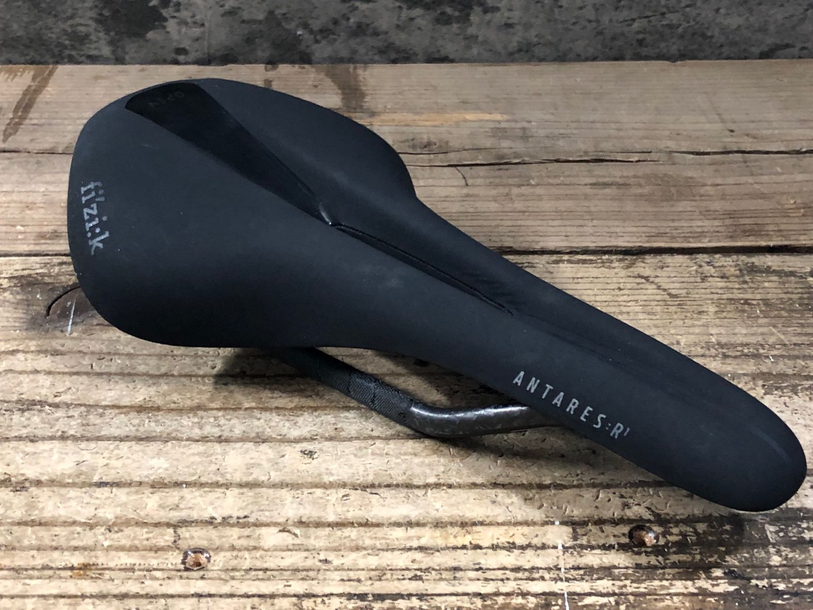 JT074 フィジーク fizik ANTARES R1 OPEN サドル 黒 カーボンレール