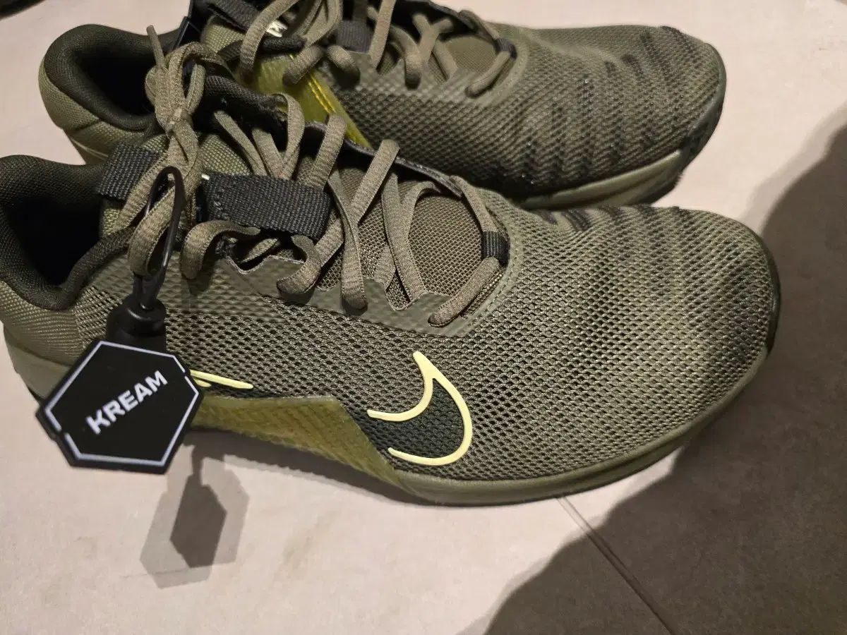 ナイキ メトコン9 オリーブ(285) - メルカリ