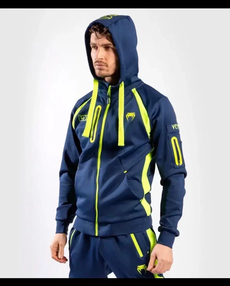 ロマチェンコ VENUM トレーナー フードジップアップ - メルカリ