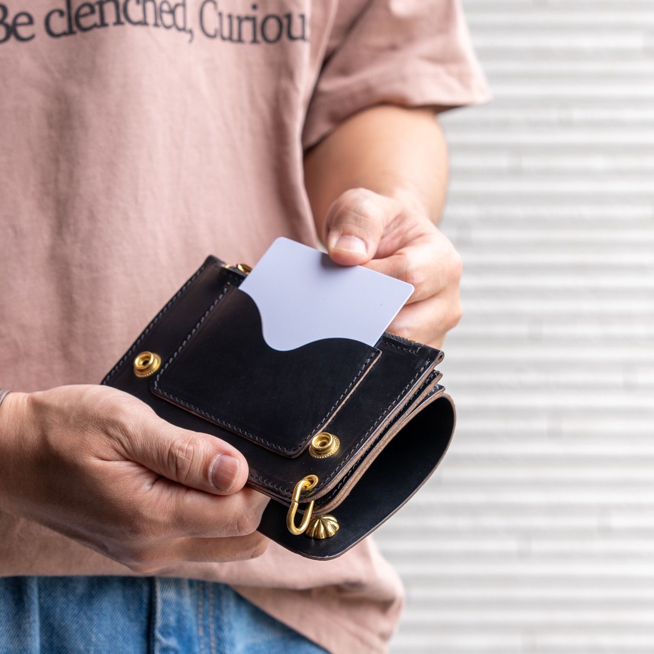 HORWEEN CHROMECEL 茶芯ブラック ミドルトラッカーウォレット 3層