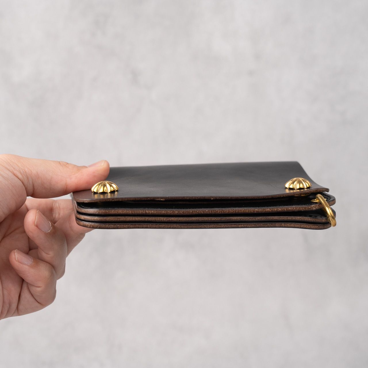 HORWEEN CHROMECEL 茶芯ブラック ミドルトラッカーウォレット 3層