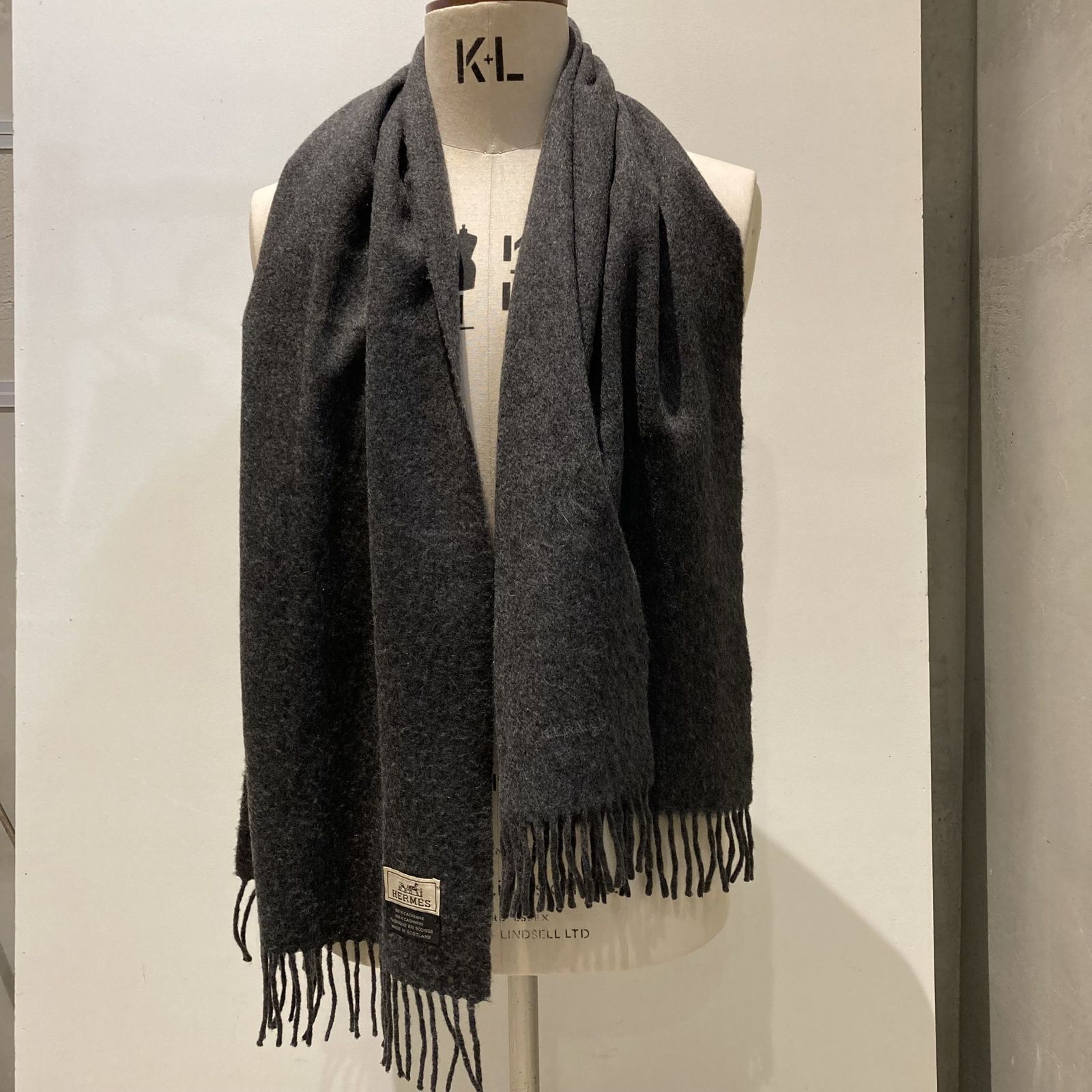 HERMES (エルメス)カシミヤ100％ ロゴ刺繍 マフラーグレーFREE - メルカリ