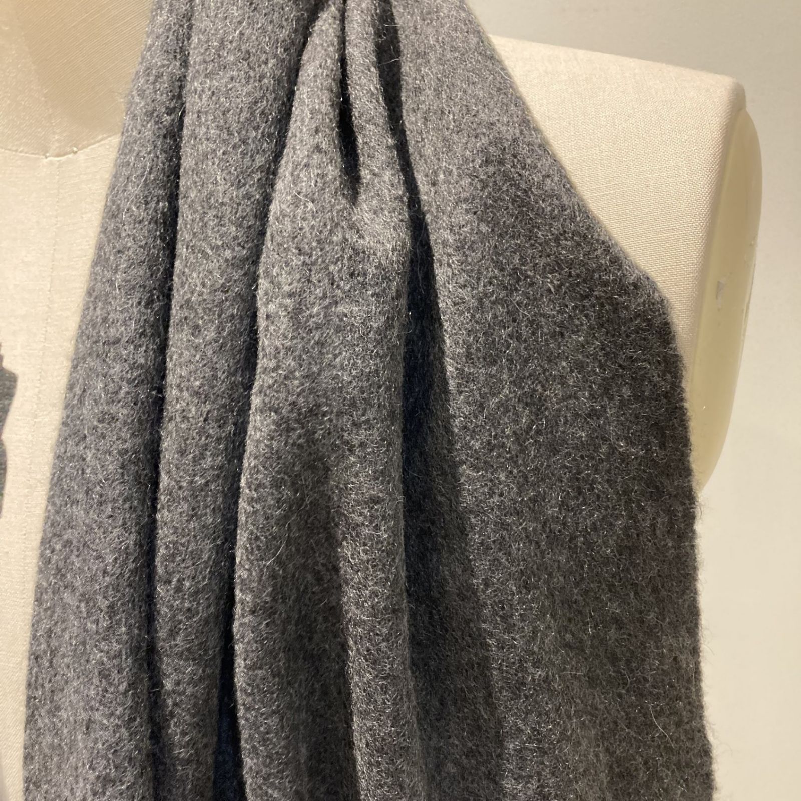 HERMES (エルメス)カシミヤ100％ ロゴ刺繍 マフラーグレーFREE - メルカリ