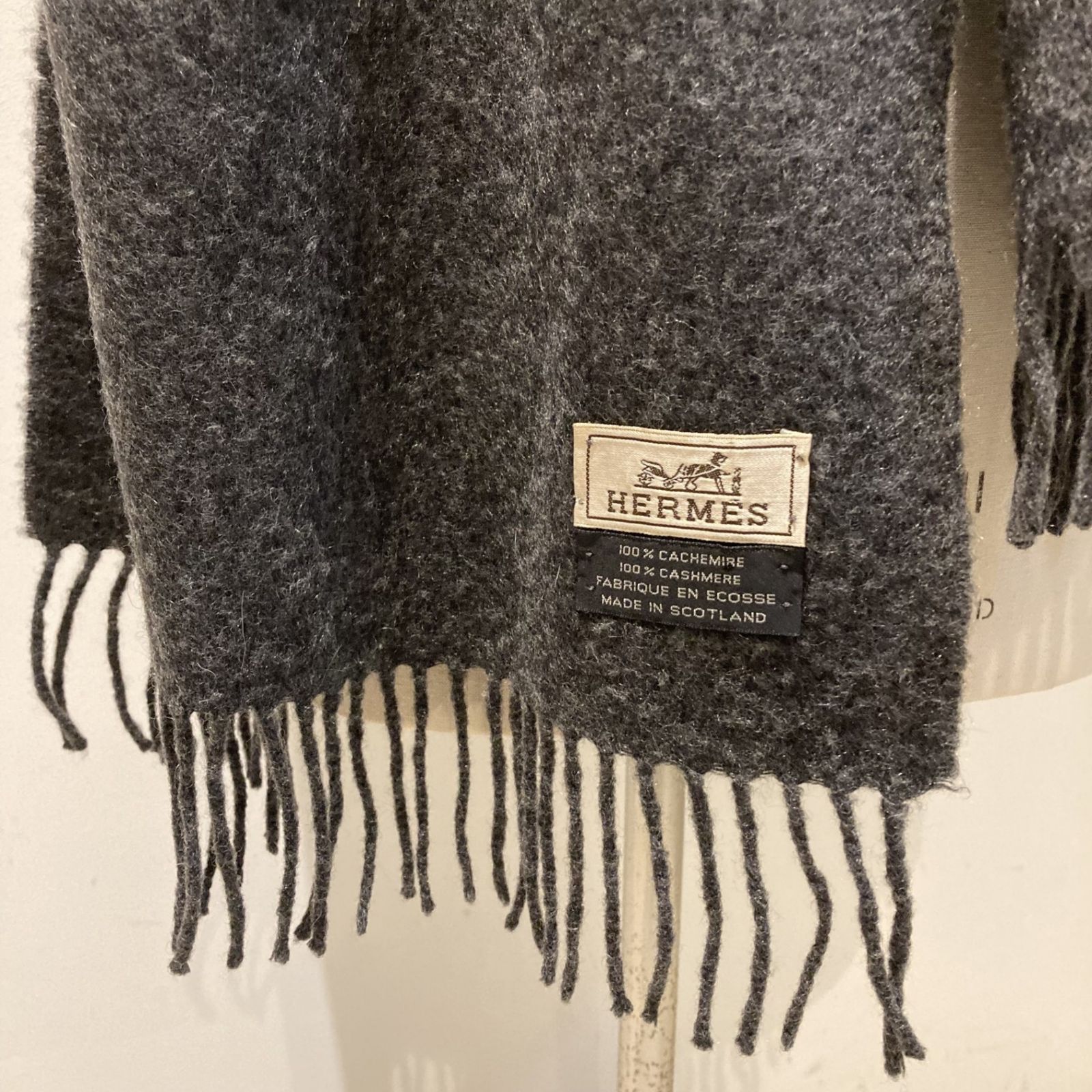 HERMES (エルメス)カシミヤ100％ ロゴ刺繍 マフラーグレーFREE - メルカリ