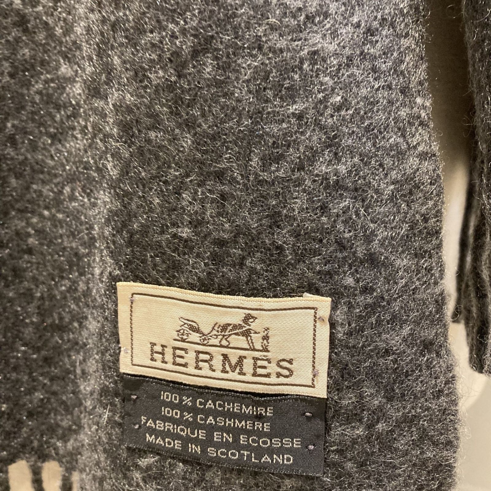 HERMES (エルメス)カシミヤ100％ ロゴ刺繍 マフラーグレーFREE - メルカリ