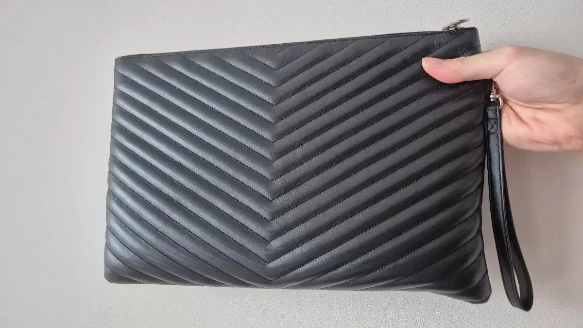 Saint Laurent サンローラン マトラッセ ブラック クラッチバッグ 