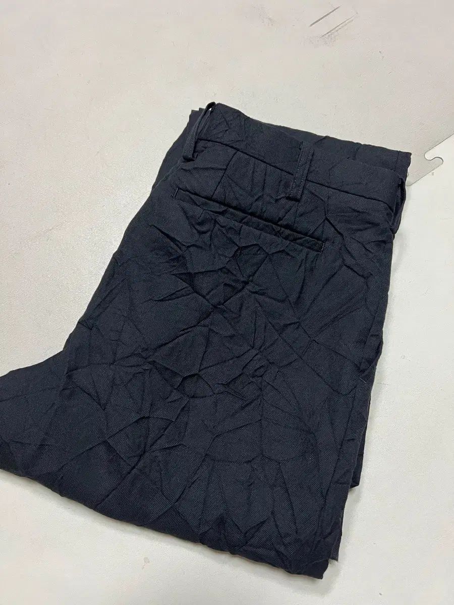 イッセイミヤケ　ISSEY MIYAKE シャーリング　ギャザー　パンツ　黒 イッセイミヤケ ISSEY MIYAKE シャーリング ギャザー パンツ 黒