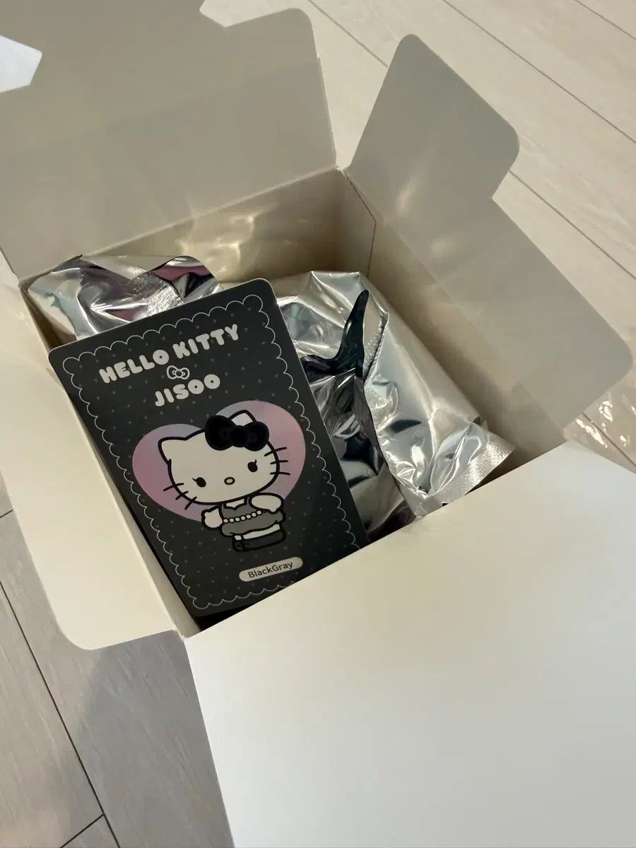 ハローキティ x ジス PLUSH キーホルダー ブラックグレー - メルカリ