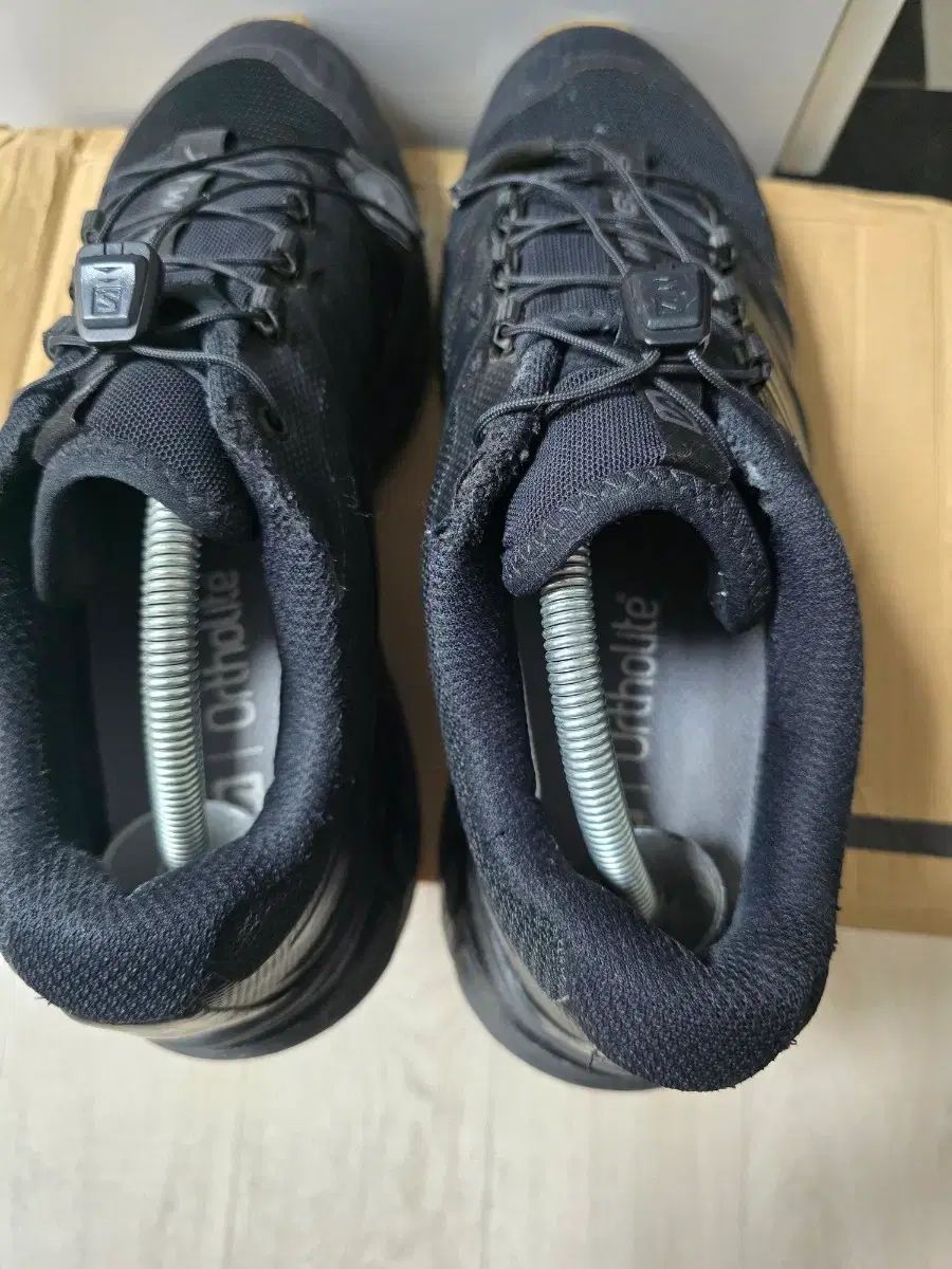 ブラック スニーカー