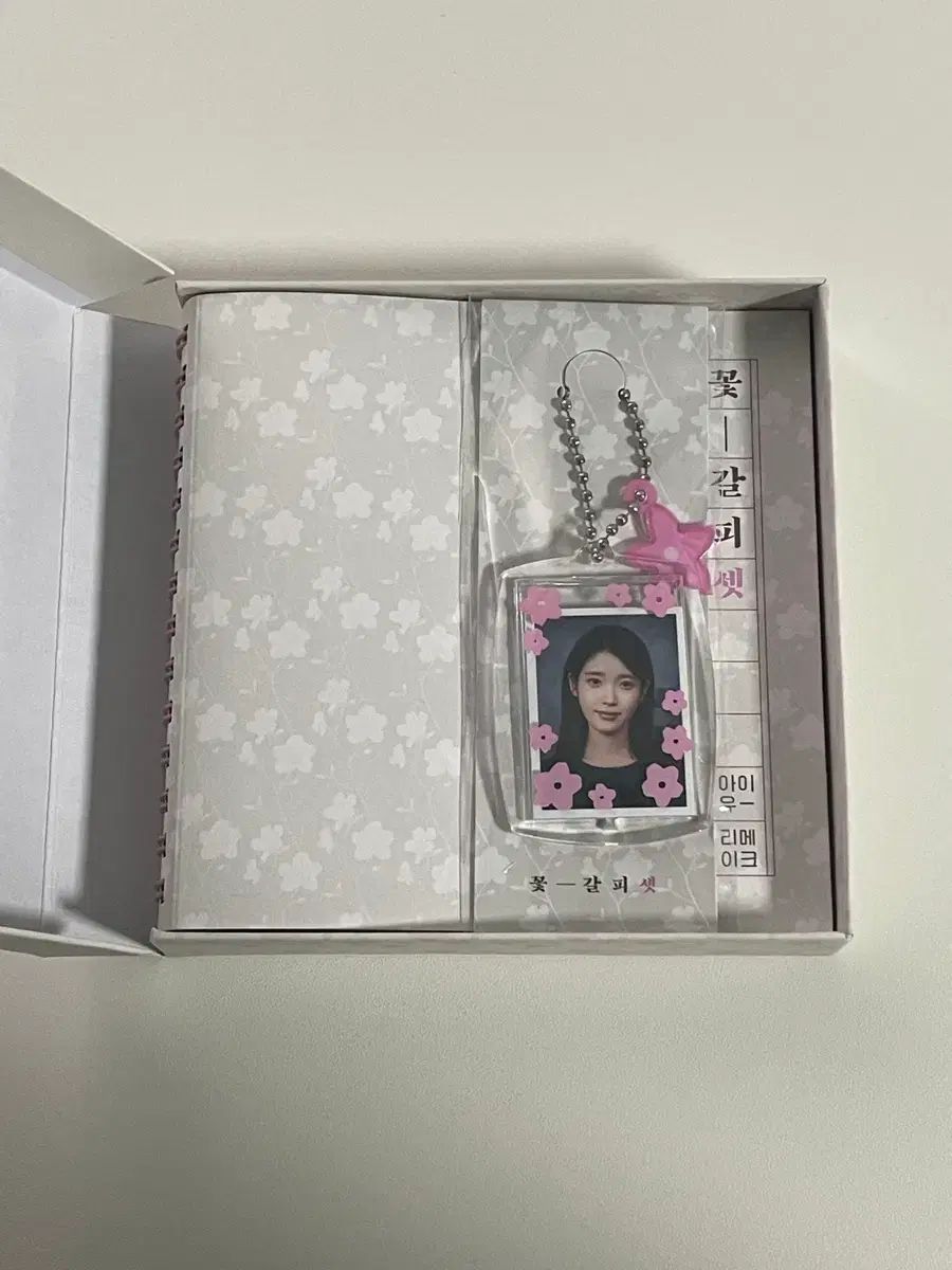 iu 花しおり1&2セット IU(アイユ) （ IU ） ー EP ： 花しおり セット SET - メルカリ