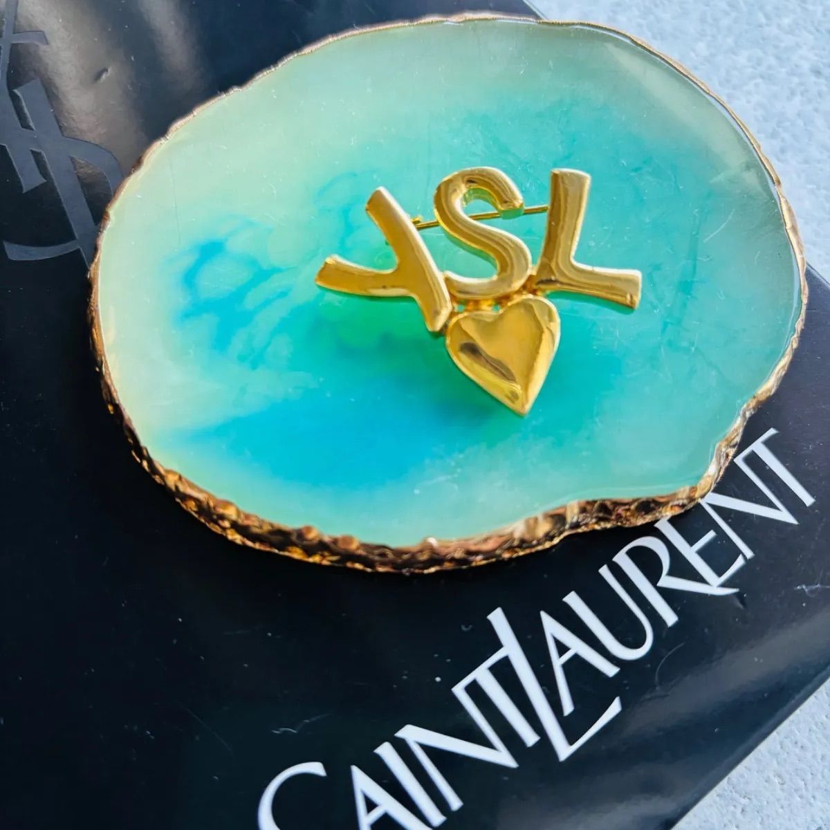 レディース Yves Saint Laurent YSLロゴ×ハート ブローチ
