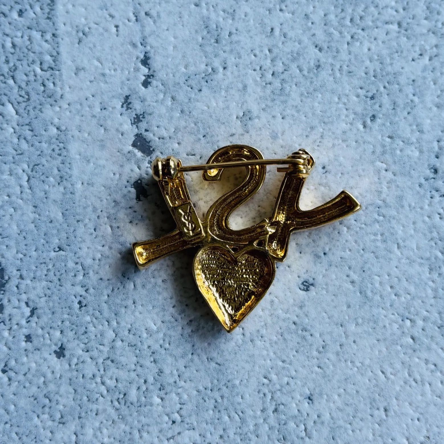 レディース Yves Saint Laurent YSLロゴ×ハート ブローチ