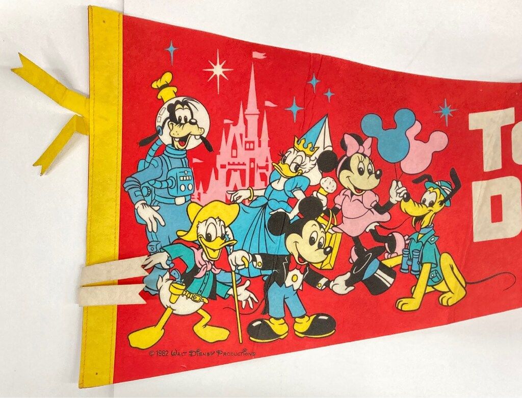 東京ディズニーランド ペナント 赤 1982 - メルカリ