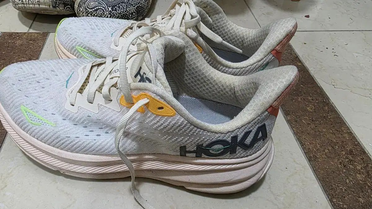 HOKA ONE クリフトン 9 スニーカー アイボリー