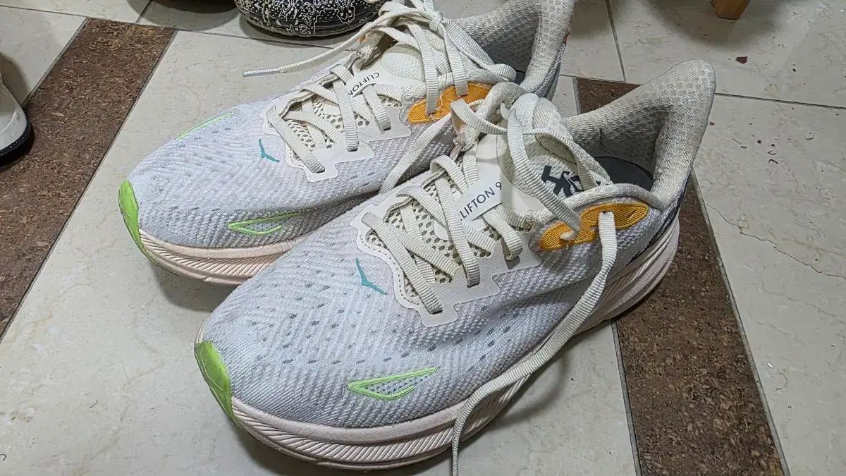 HOKA ONE クリフトン 9 スニーカー アイボリー