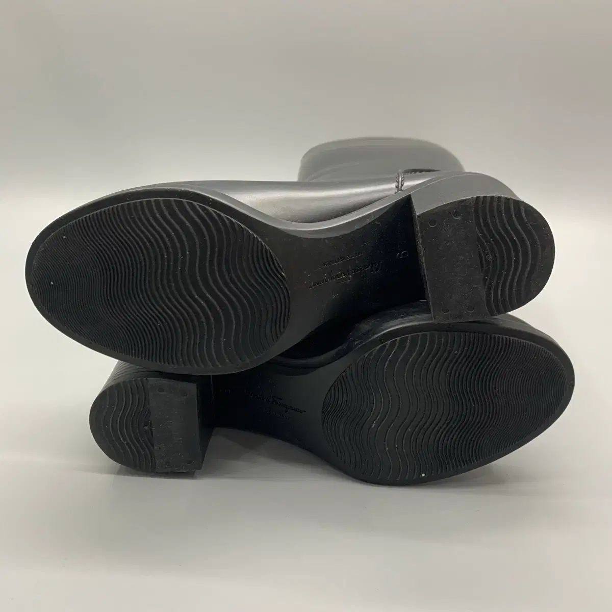 美品フェラガモ　ブラックファー付きロングブーサイズ6 黒 FERRAGAMO フェラガモ ブラック ロング レインブーツ 6サイズ - メルカリ