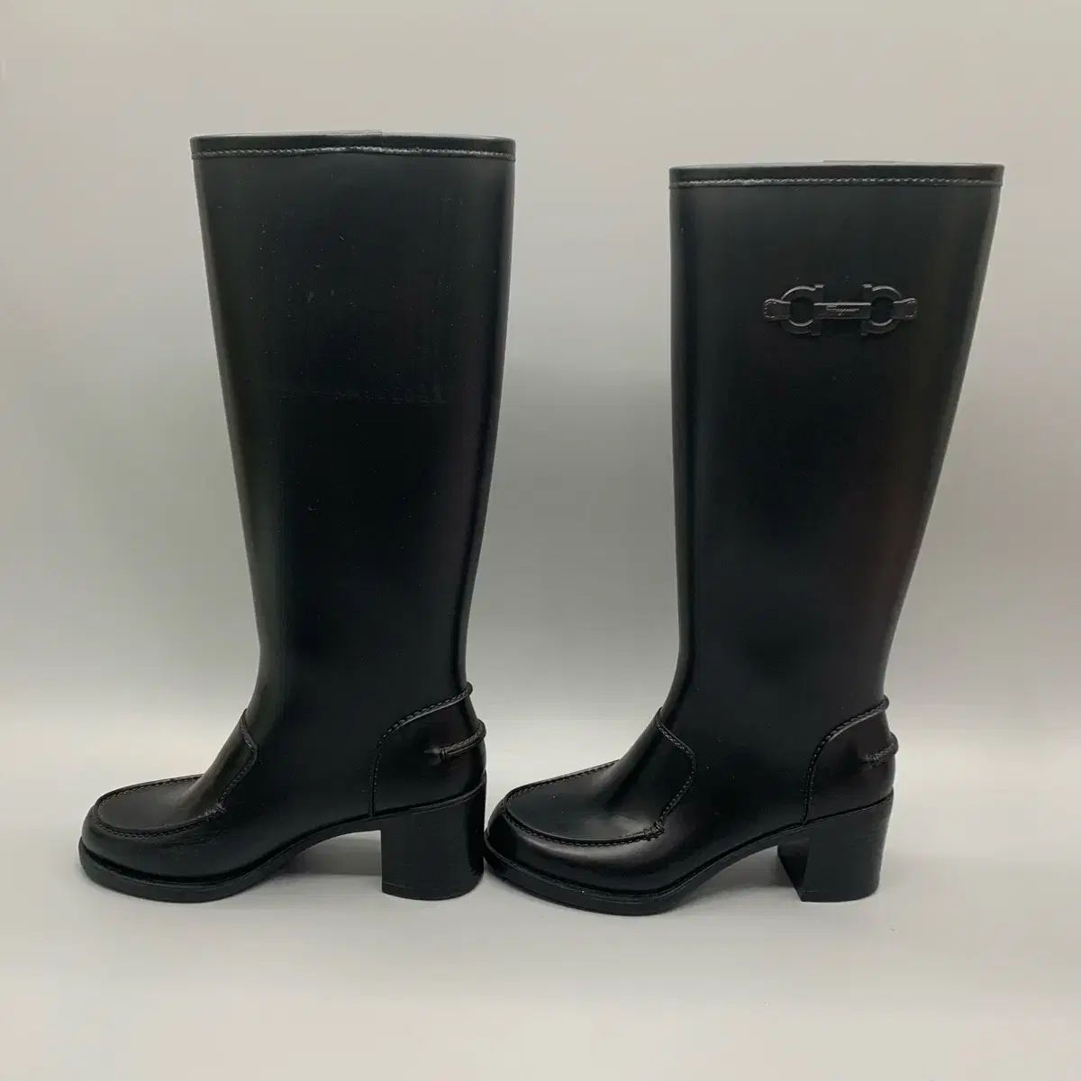 美品フェラガモ　ブラックファー付きロングブーサイズ6 黒 FERRAGAMO フェラガモ ブラック ロング レインブーツ 6サイズ - メルカリ