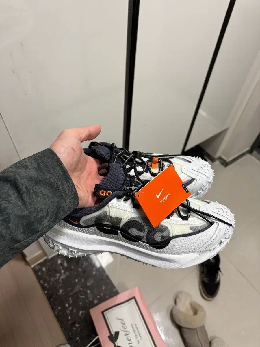 ナイキ ACG マウンテン フライ 2 ロー 白