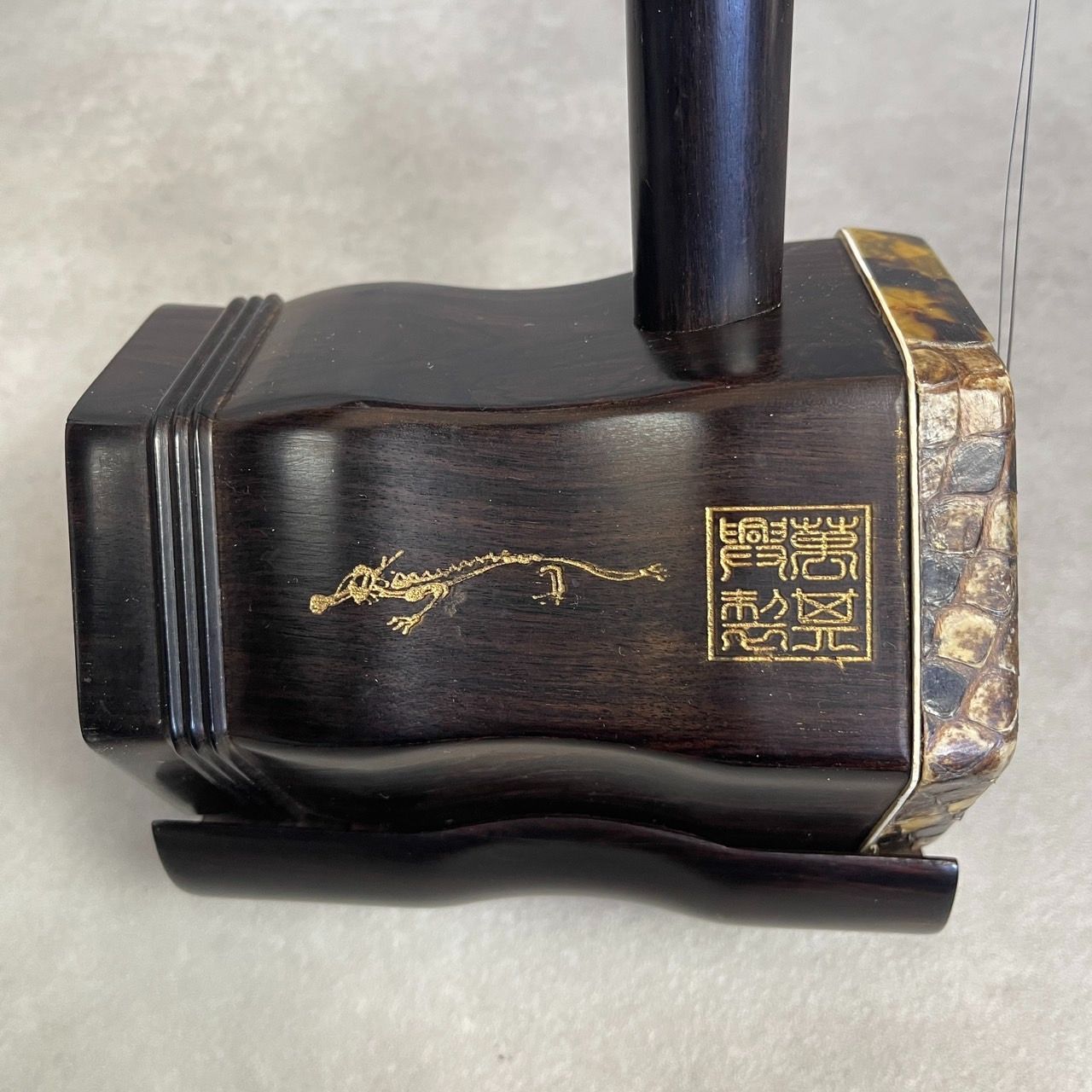 希少　科韻楽器　極品　蘇州二胡　柳城碧藍煙外染　べっ甲　彫刻絵　弓　レザーケース 希少 科韻楽器 極品 蘇州二胡 柳城碧藍煙外染 べっ甲 彫刻絵 弓