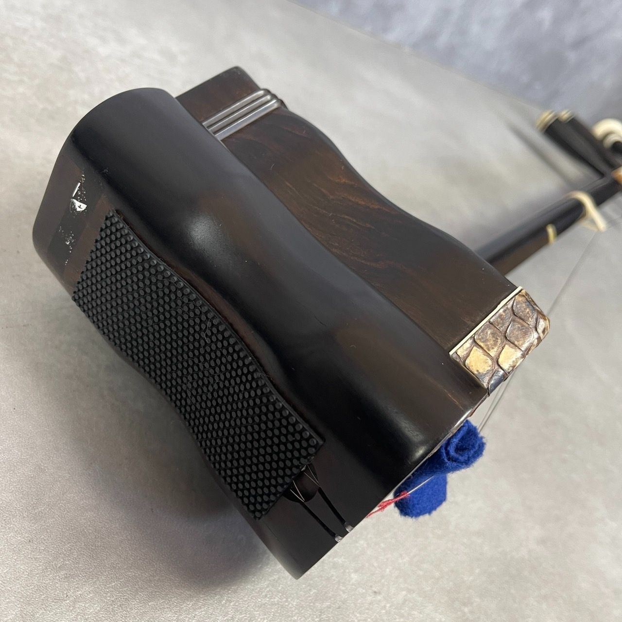 希少 科韻楽器 極品 蘇州二胡 柳城碧藍煙外染 べっ甲 彫刻絵 弓 レザー