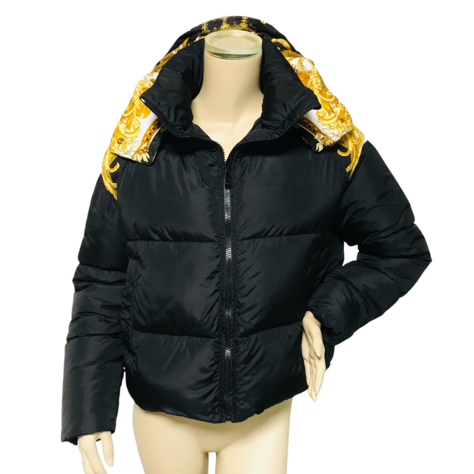 【美品】VERSACE ヴェルサーチ　ブルゾン　アウター　レディース　Sサイズ 美品☆VERSACE・ヴェルサーチ(ヴェルサーチェ)・レディース メドゥーサ