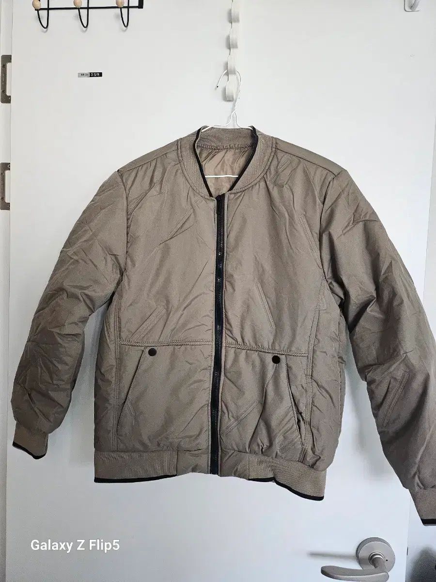 カーキ色 薄いダウンジャケット アウター L