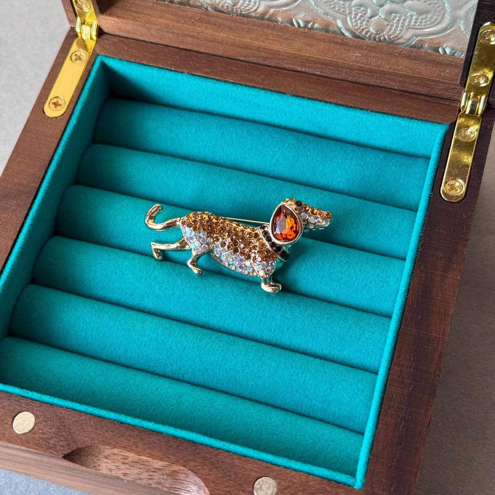 きらめくダックスブローチ 犬 ドッグ 可愛い 動物 生き物 アニマル