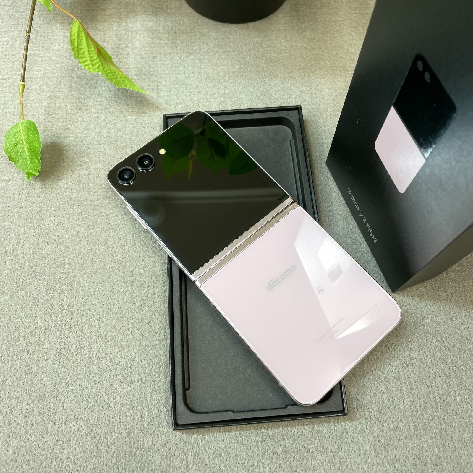 新品同様 Galaxy Z Flip5 256GB ラベンダー 国内版SIMフリー 送料無料