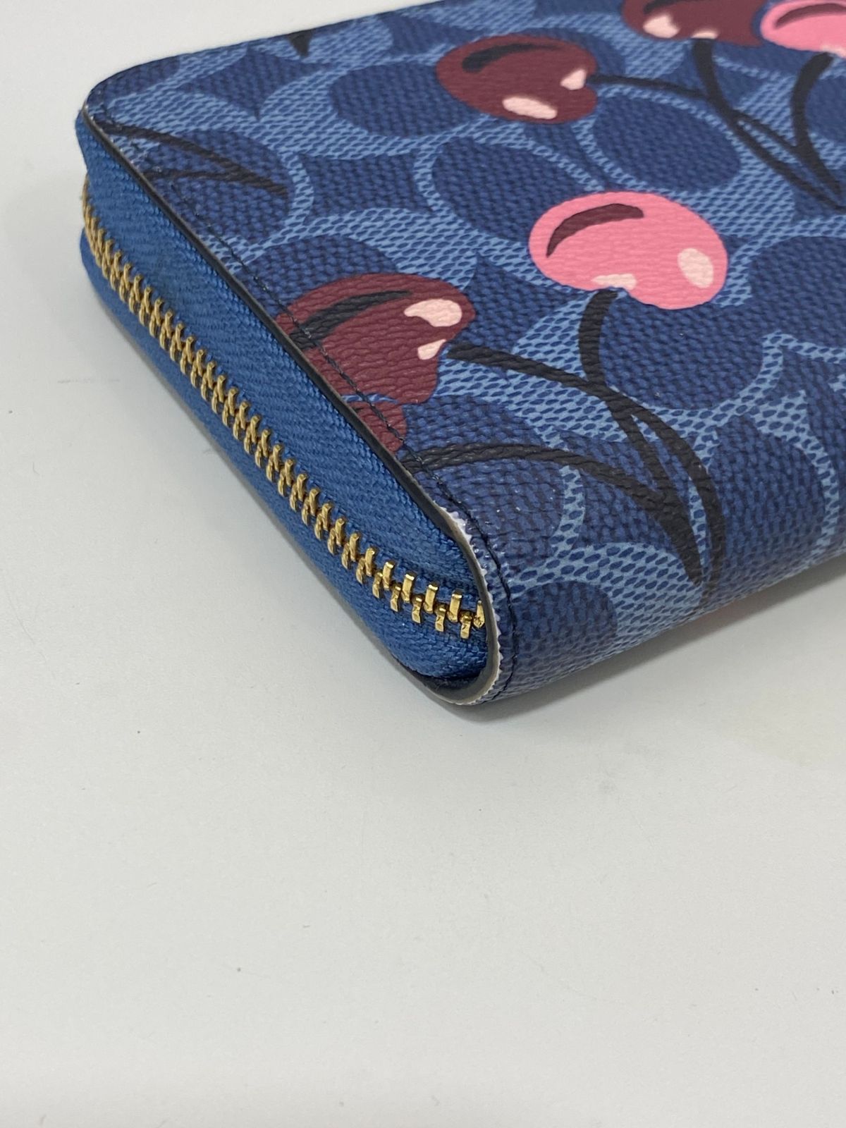 COACH フルーツ柄 長財布 ネイビー　CZ328 アウトレット　贈り物 COACH コーチ フルーツ柄 さくらんぼ チェリー ラウンドファスナー 長