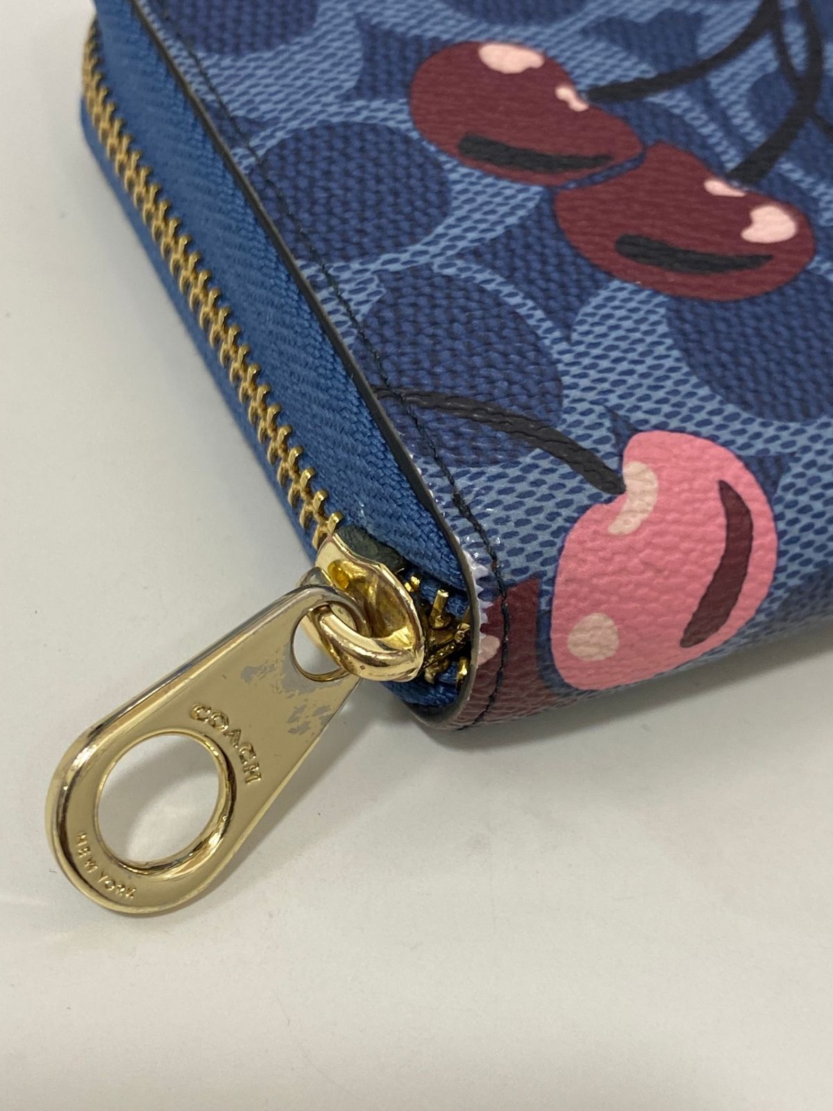 COACH コーチ フルーツ柄 さくらんぼ チェリー ラウンドファスナー 長