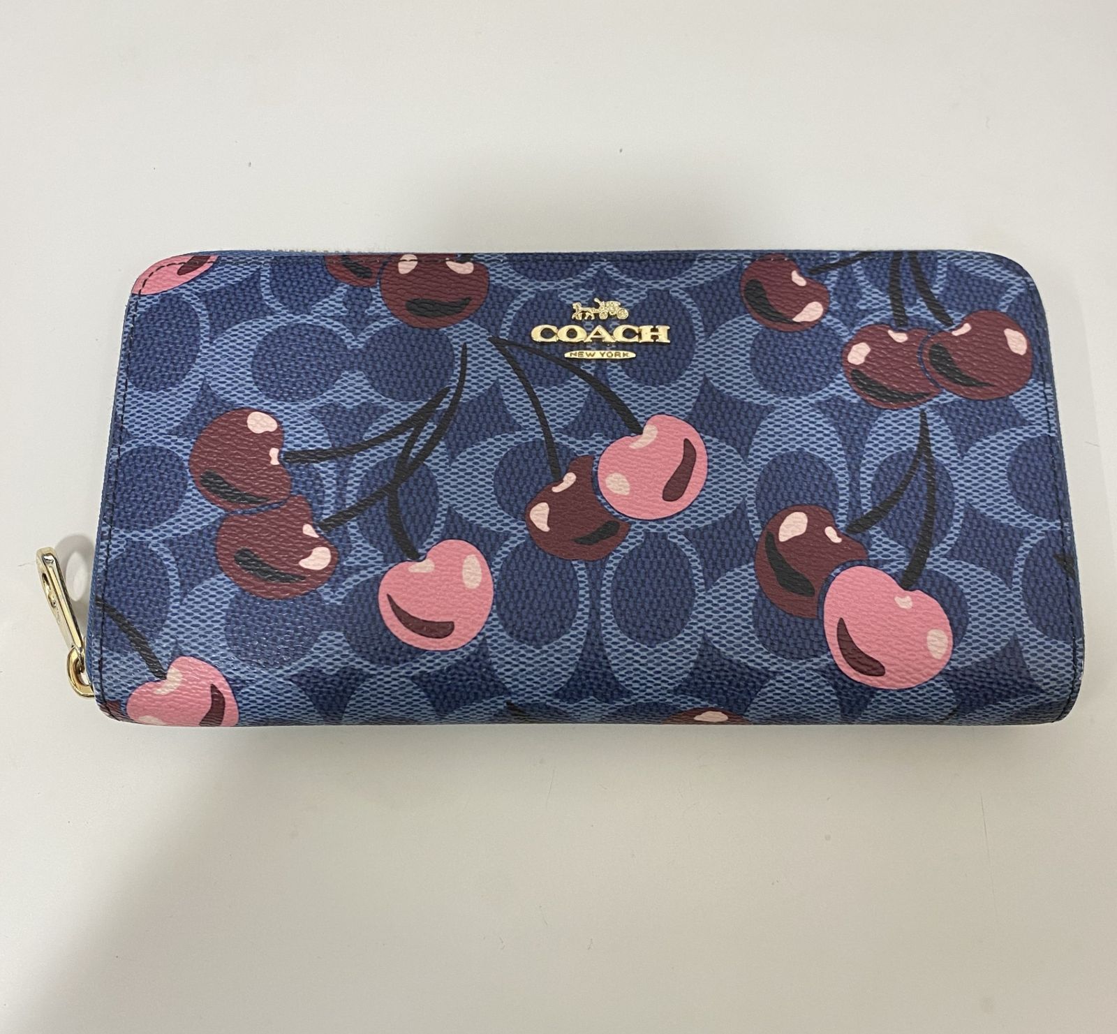 COACH フルーツ柄 長財布 ネイビー　CZ328 アウトレット　贈り物 COACH コーチ フルーツ柄 さくらんぼ チェリー ラウンドファスナー 長