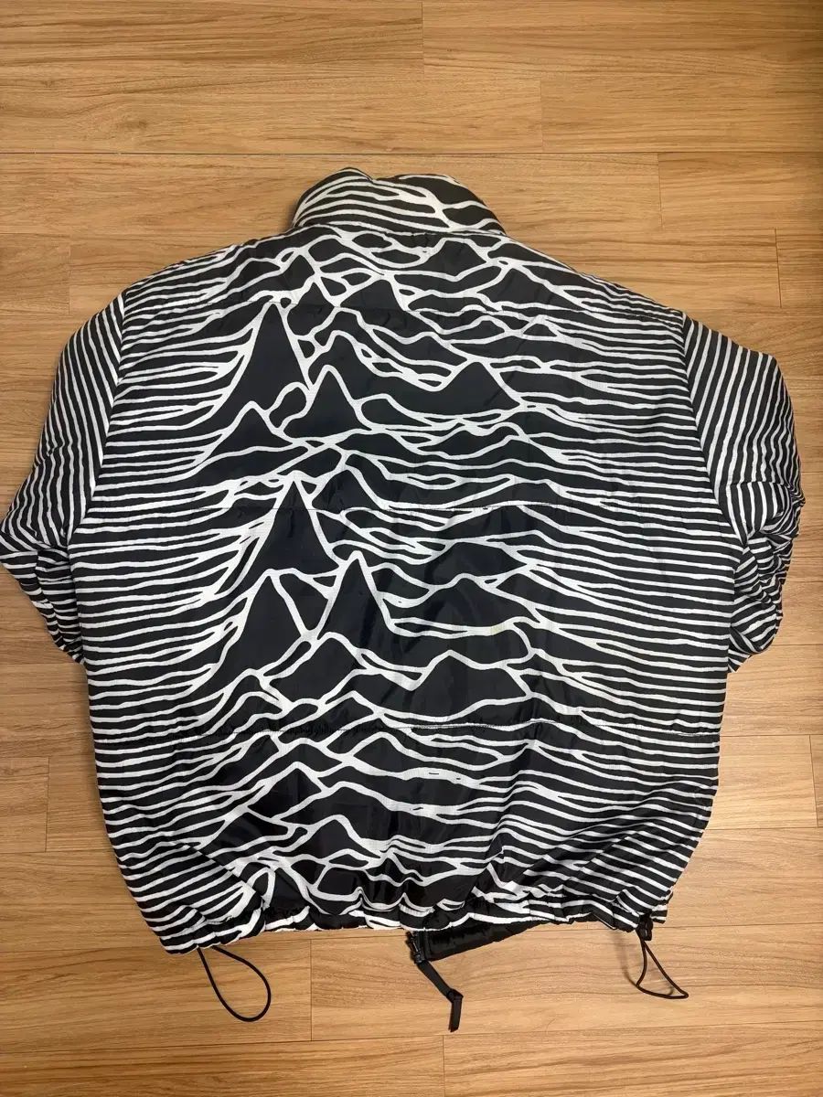 【PLEASURES×JOY DIVISION】リバーシブル パファージャケット PLEASURES×JOY DIVISION】リバーシブル パファージャケット 【公式通販】