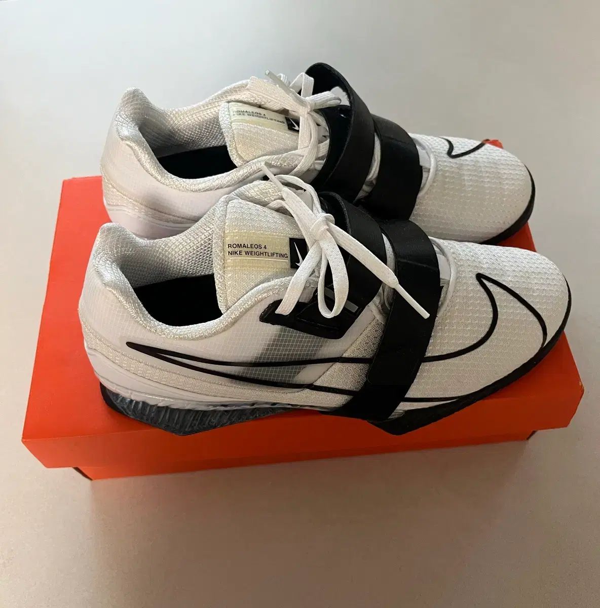 ナイキ レオ ウエイトリフティング・シューズ 白 - メルカリ