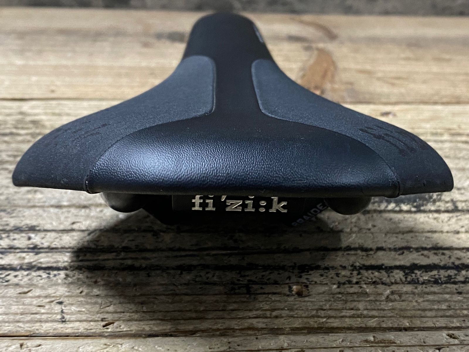 JV081 フィジーク fizik ANTARES R1 regular サドル 黒 カーボンレール