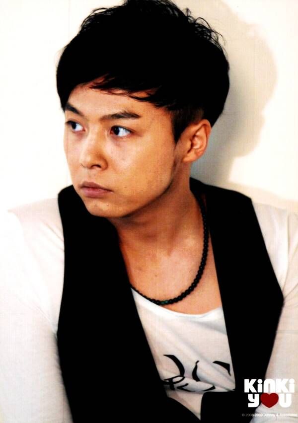 堂本 剛 KinKi Kids 白Tシャツ 黒ベスト ネックレス着用 - メルカリ