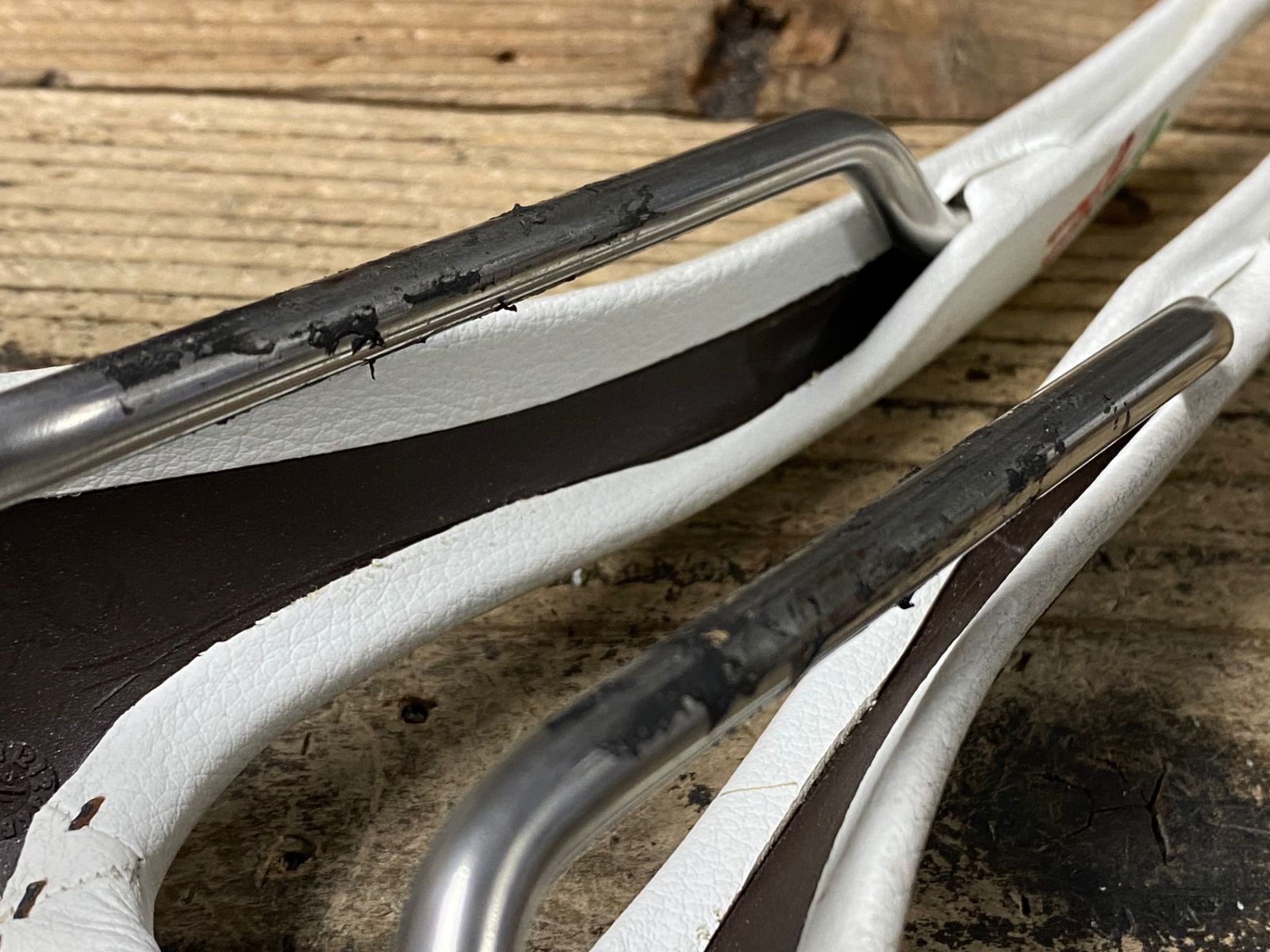 JU379 SELLE SMP FORMA サドル 白 inox tube スチールレール 137mm