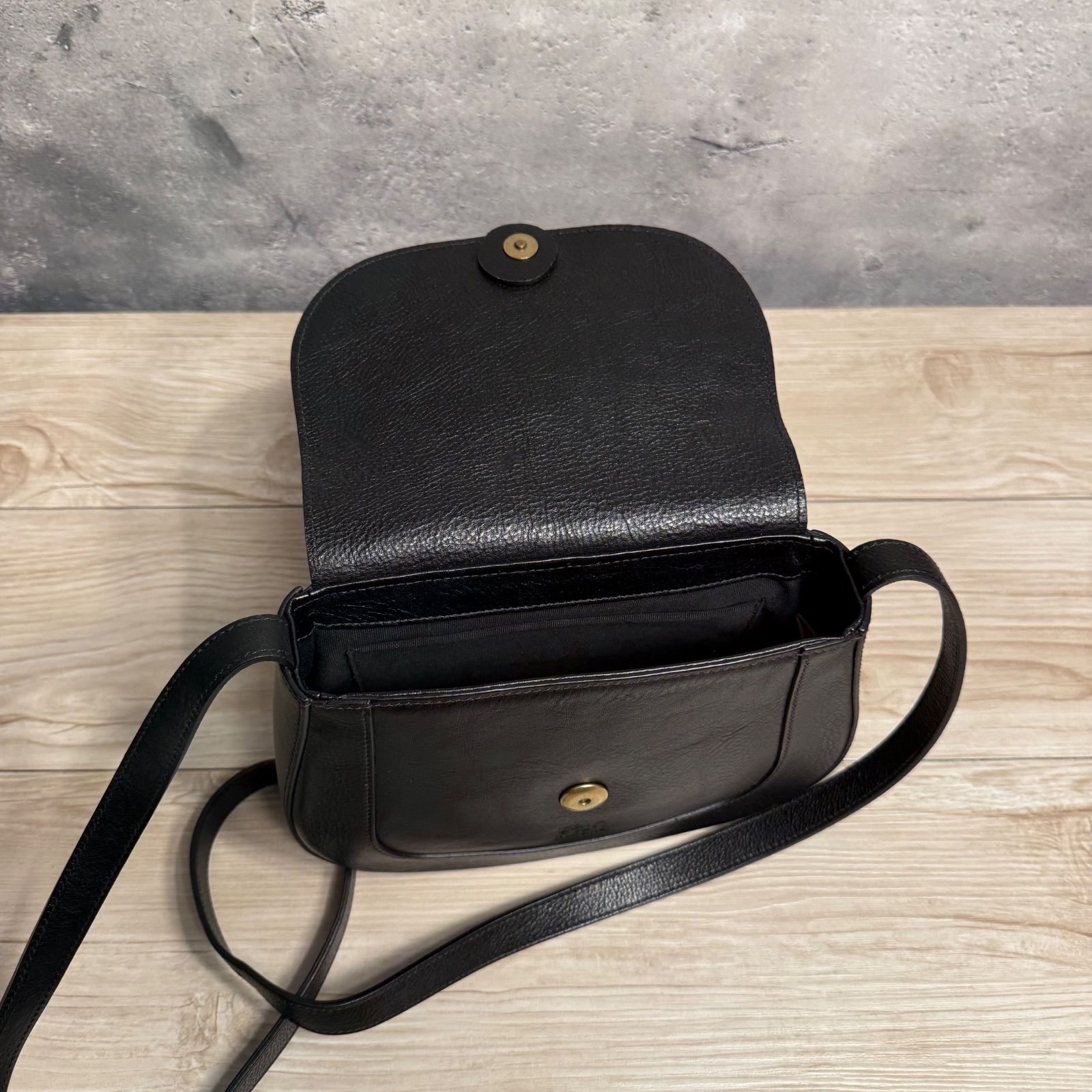 【美品】IL BISONTE イルビゾンテ レザー ショルダーバッグ ヤキヌメ 美品希少型イルビゾンテヤキヌメ革ショルダーバッグ 極美品