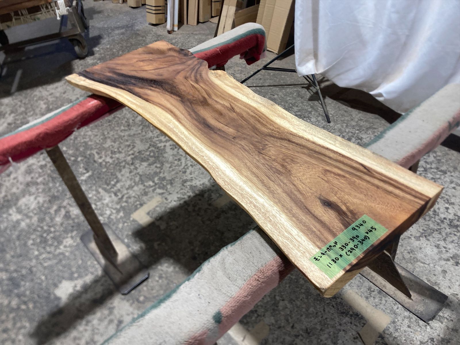 モンキーポッド9340 一枚板無垢 乾燥材 1130x330-390x45mm