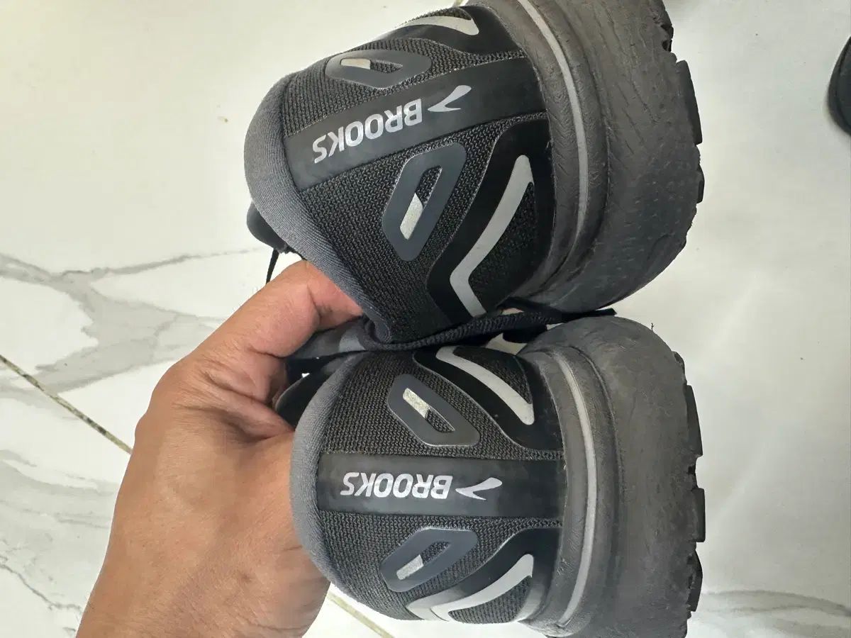 ランニングシューズ 275