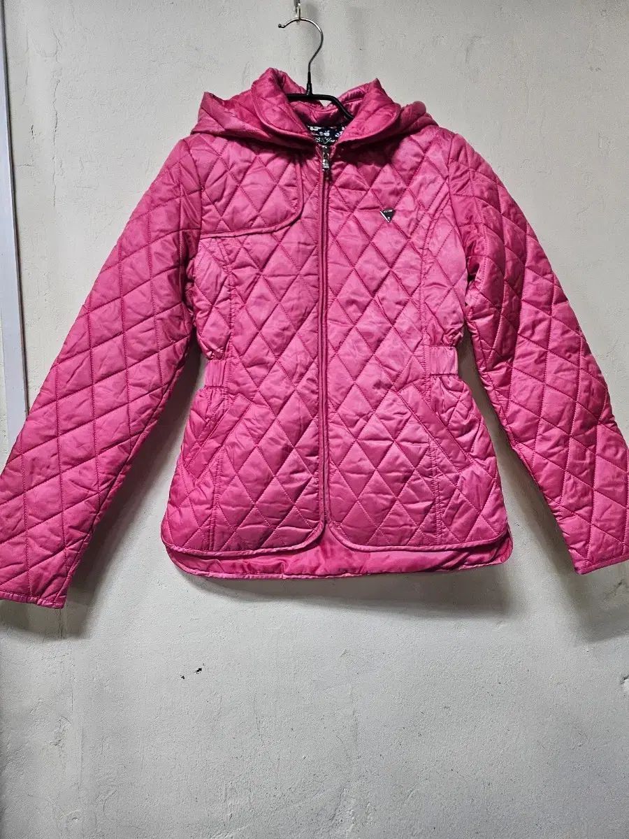 GUESS ピンク ダイヤモンド キルティング フード ダウン 【公式通販】